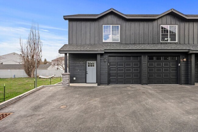 Building Photo - Luxury Living Off Appleway Trial Brand New...