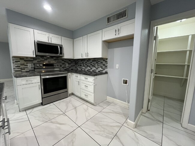 Foto del edificio - "Charming 4-Bed Oasis with Granite Touch & a Beautiful Pool"