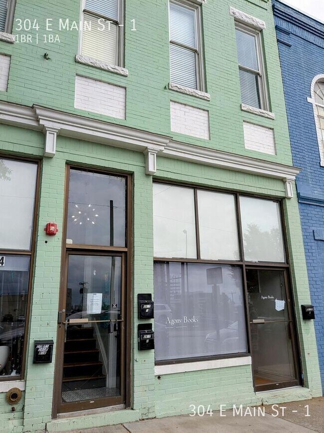 Building Photo - Great location for cyclists and urban dwel...