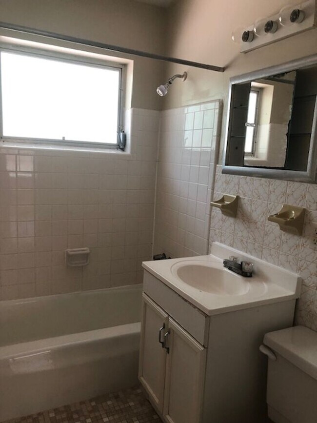 Foto del edificio - 3 Bed 1 Bath Home | Single Car Garage and Carport | Pet Friendly | Washer Dryer Hook Ups | Sectio...