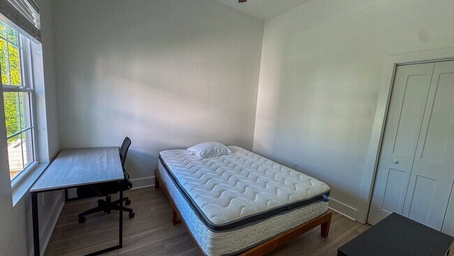 Foto del edificio - 4 Bed / 2 Bath University Area Apartment