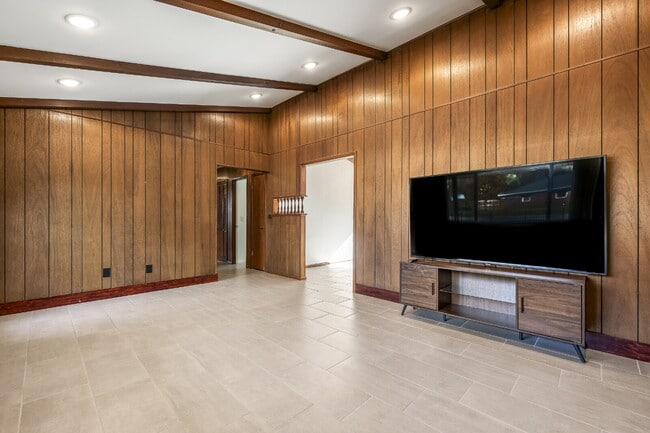 Building Photo - 209 Sanders Ave