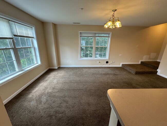 Foto del edificio - 550 Riverside Dr