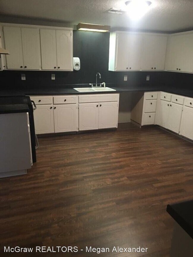 Building Photo - 2 br, 1 bath House - 930 W 12th