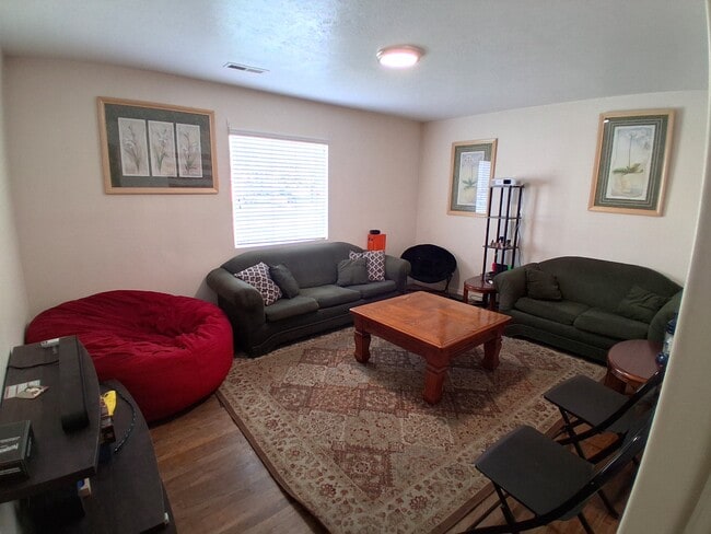 Building Photo - 654 E 700 N