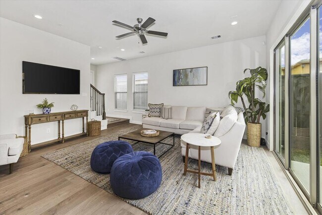 Foto del edificio - 1103 Fuschia Rd