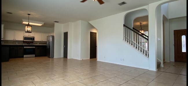 Foto del edificio - Spacious Three-Bedroom Home in Great Locat...