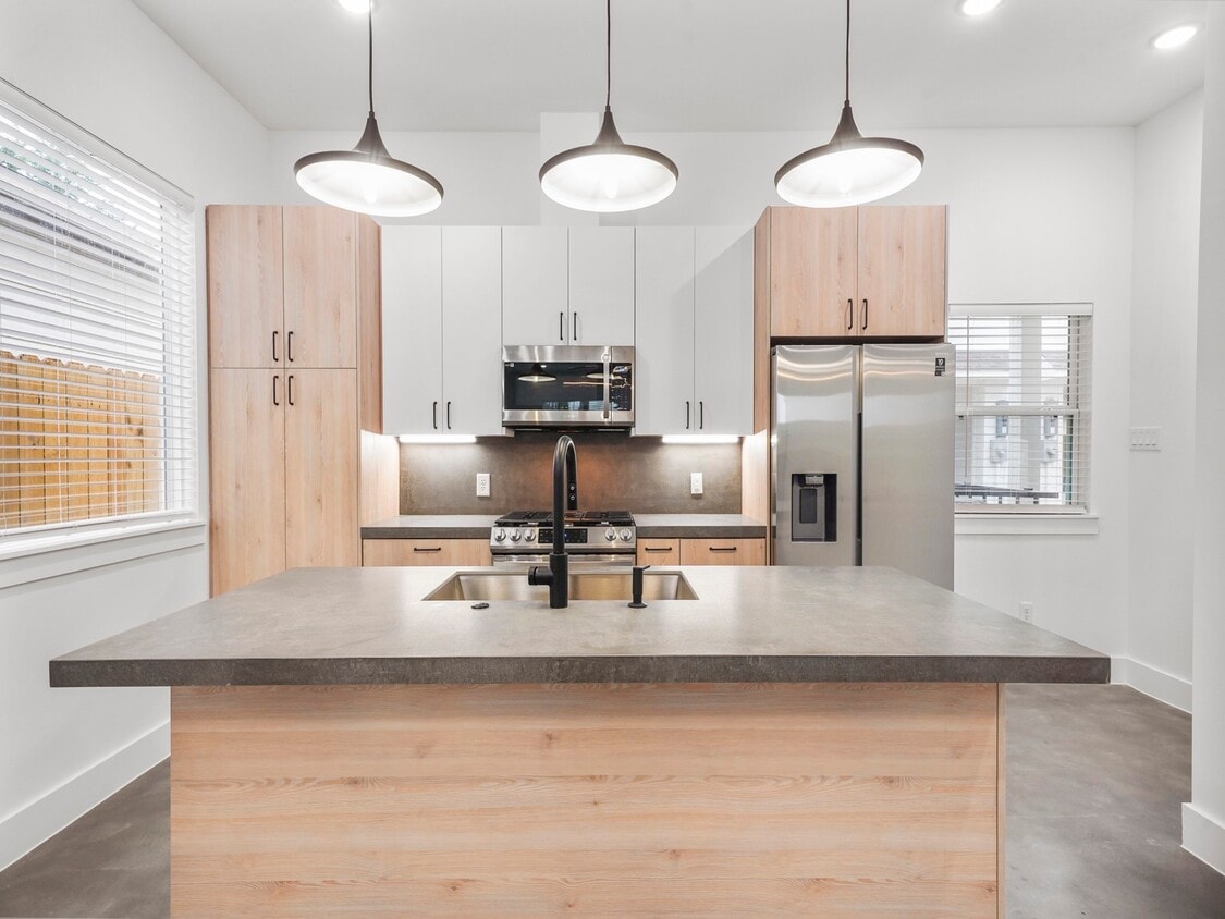 Foto principal - 7031 Avenue N