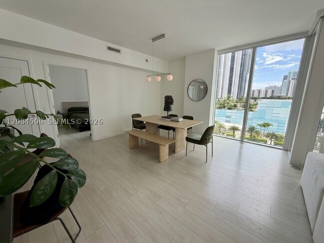 Foto del edificio - 601 NE 27th St
