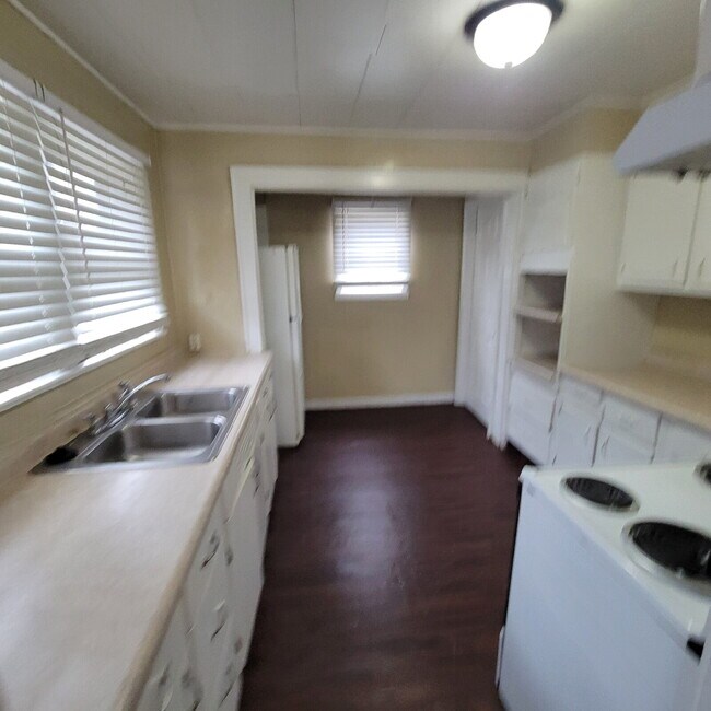 Foto del edificio - Near East 3BR/1BA House ready to LEASE!