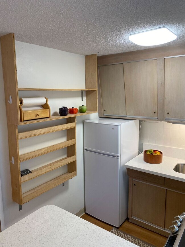 Building Photo - Central location! 1 bedroom, 1 bath, 1 par...