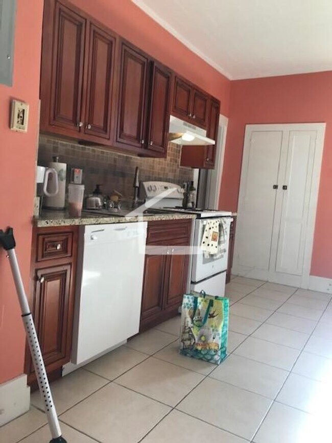 Foto del edificio - Minutes from BU - 2Bed/ 1Bath - Move in 9/1/26