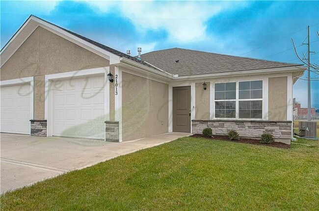 Building Photo - SPACIOUS AND MODERN DUPLEX!!! JANUARY RENT FREE!!!