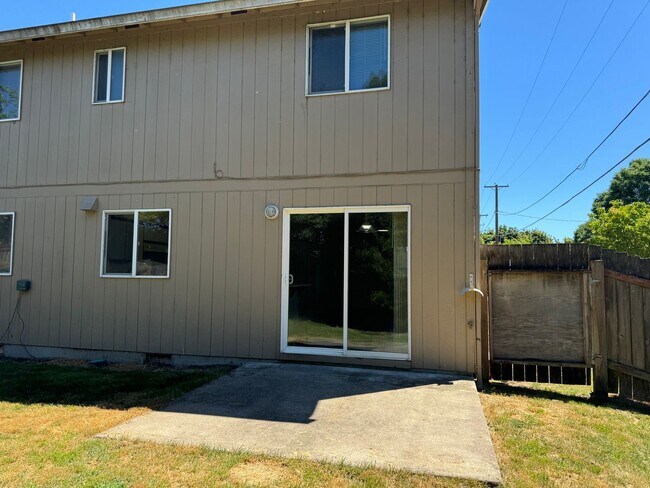Building Photo - 4 bedroom 1.5 bathroom duplex