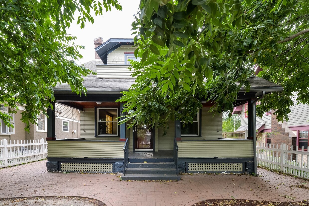 Primary Photo - 1082 Linwood Ave