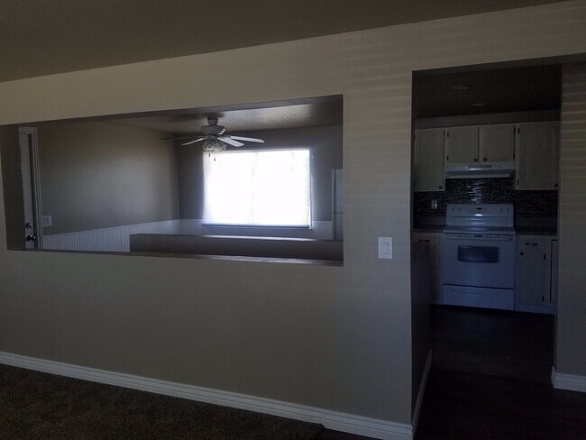 Building Photo - Available August 1st! 3 bed 1 bath, fully ...