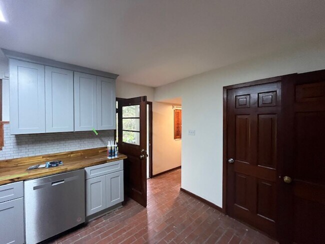 Building Photo - Stunning 4-Bedroom, 3-Bathroom Home with A...