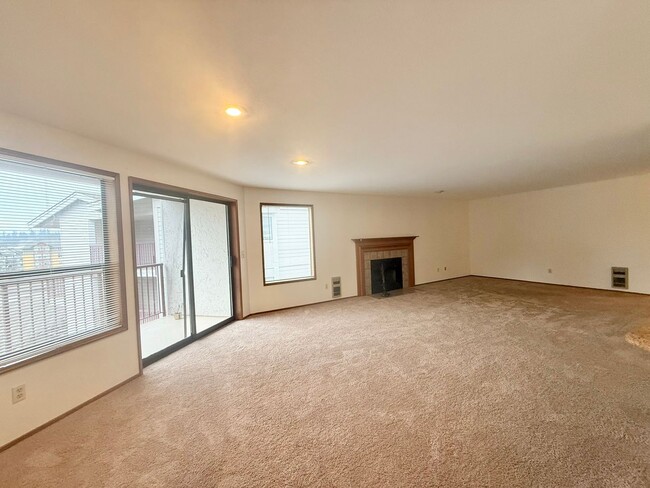 Building Photo - Spacious Juanita Condo with Parking!