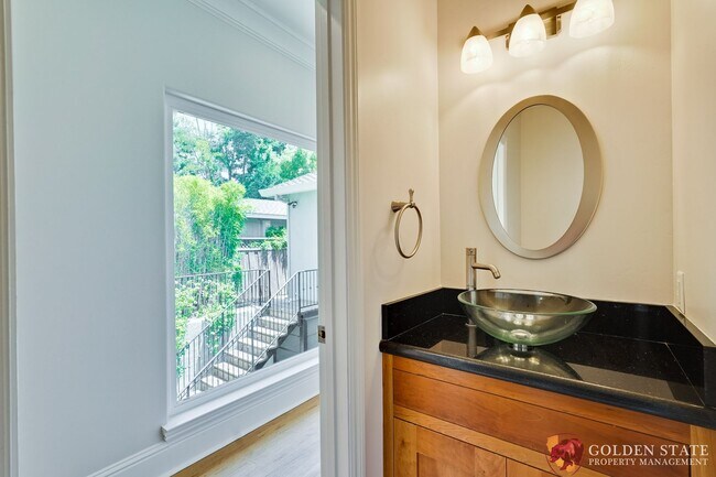 Foto del edificio - Stunning 3,278 square foot 4 Bedroom 3.5 b...