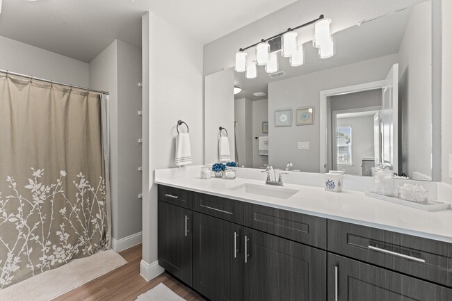 Baño grande - Casa modelo - Audra Townhomes