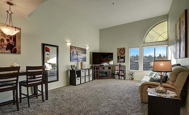 Foto del edificio - Cozy & Quiet Top Floor Studio