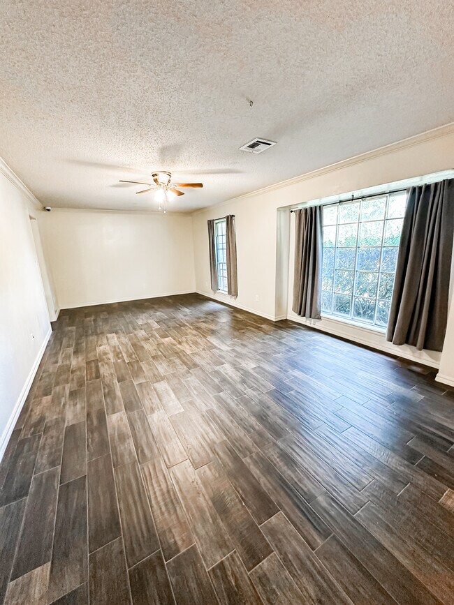 Foto del edificio - 1118 NW Becontree Dr