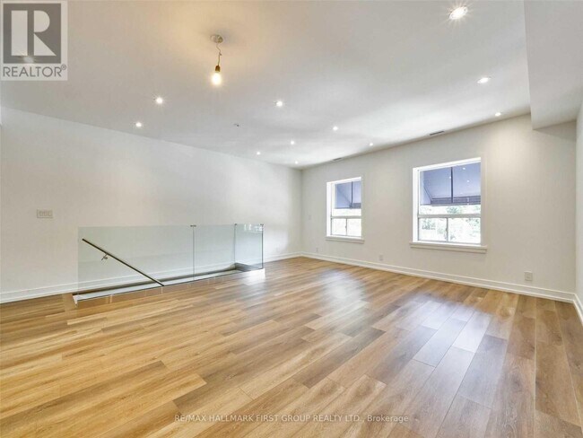 Photo du bâtiment - 2602 Yonge St