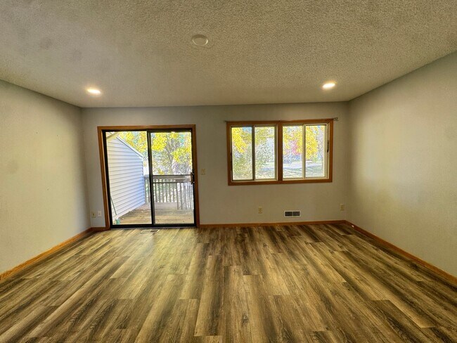 Foto del edificio - Charming 2 Bedroom Townhome in Cottage Gro...