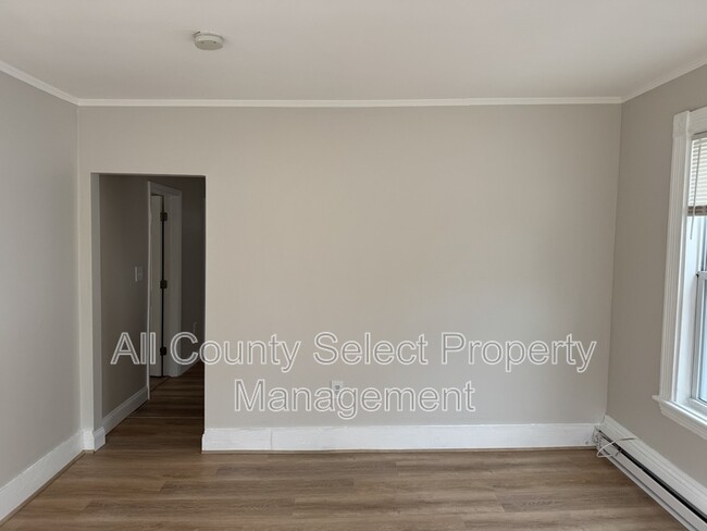 Building Photo - 143 S Elm St