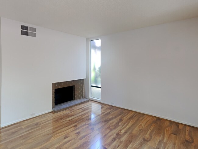 Building Photo - 639 Woodside Sierra