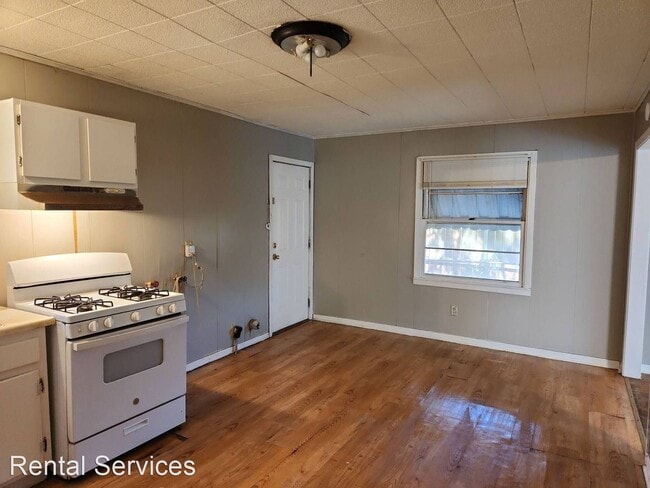 Building Photo - 2 br, 1.5 bath House - 570 Anchor St.