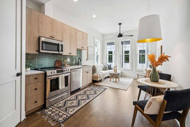 Foto del edificio - Designer Townhome Walking Distance to Summ...