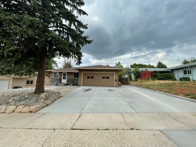 Building Photo - 424 Redwood Dr