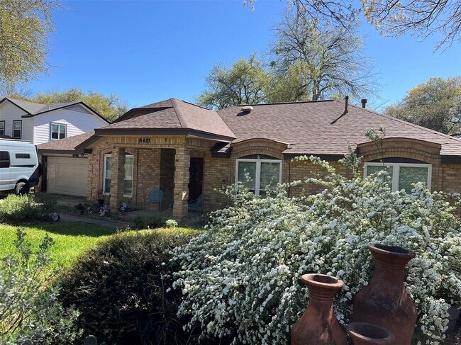 Foto del edificio - 6401 Woodcrest Dr