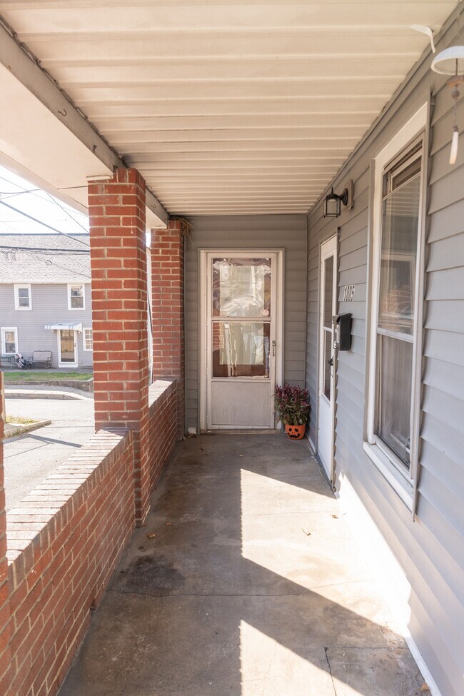 Building Photo - 1005 Railroad St