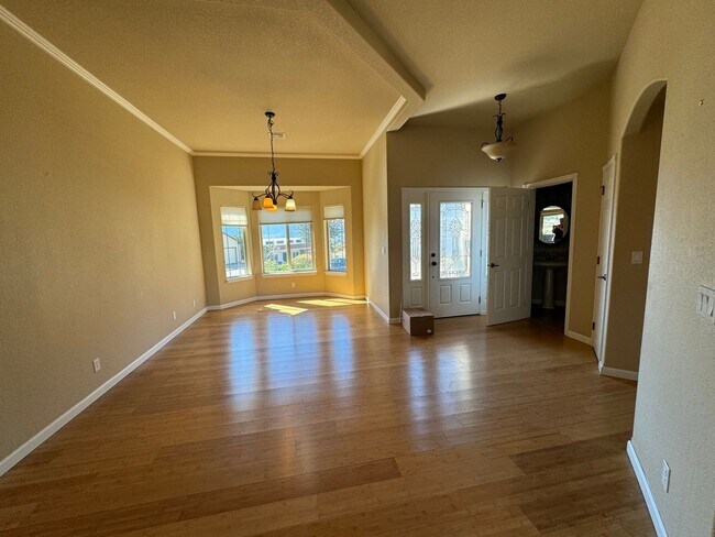 Building Photo - Desirable 3 bedroom House in a Gated Neigh...