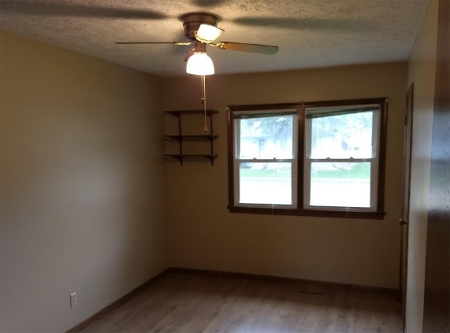 Building Photo - 1310 W Dakota St