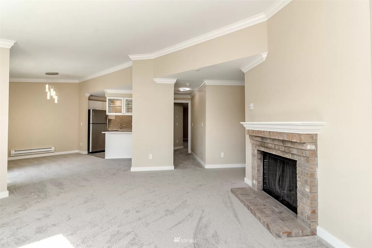 Crown molding - 23410 18th Ave S (Des Moines, WA)