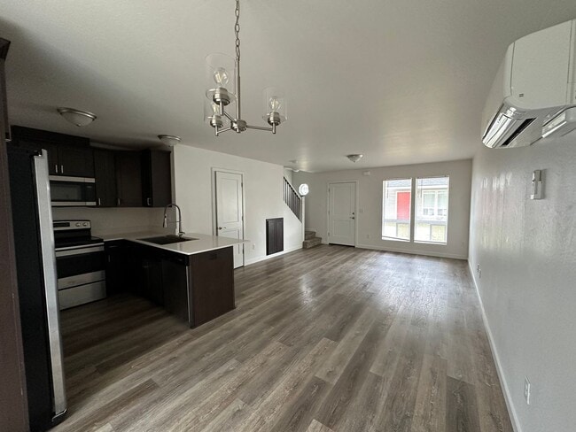Building Photo - Beautifully Done Townhome in Phoenix Avail...