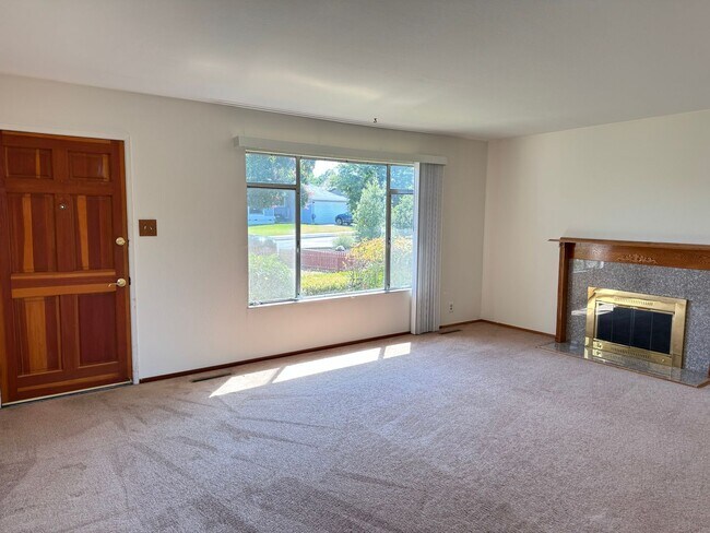 Foto del edificio - Single level 4 bedroom, 2  bath home – mov...