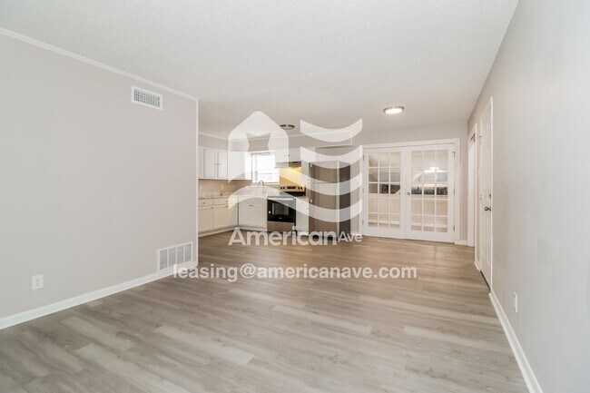 Building Photo - 121 Lindenhurst Dr