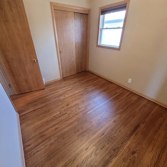 Foto del edificio - "Charming 3-Bed Home with Finished Basement & Gleaming Hardwood Floors in Shakopee!"
