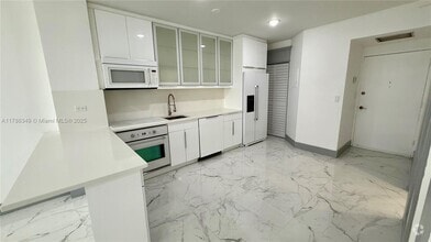 Building Photo - 999 Brickell Bay Dr