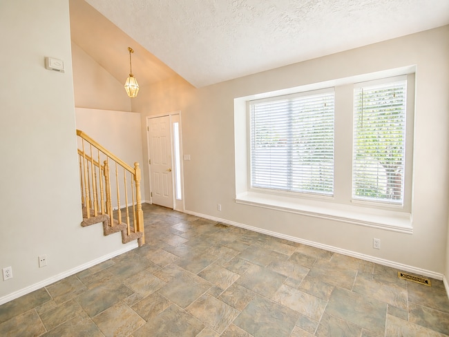 Building Photo - Charming 5-Bedroom Cul-de-Sac Home in Sandy with Garden Beds and Outdoor Space