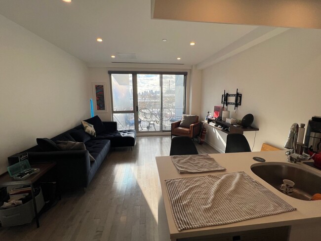 Foto del edificio - Fantastic 1 Bed/1 Bath Apartment in Astoria