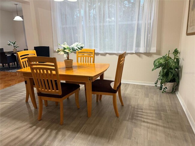 Foto del edificio - 4056 Meadowlark Dr