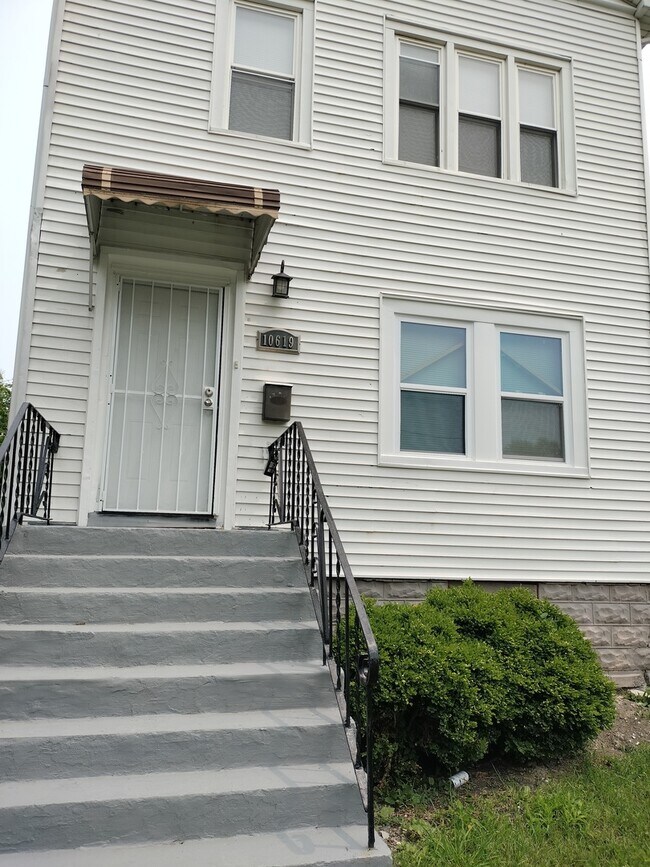 Building Photo - 10619 S Perry Ave