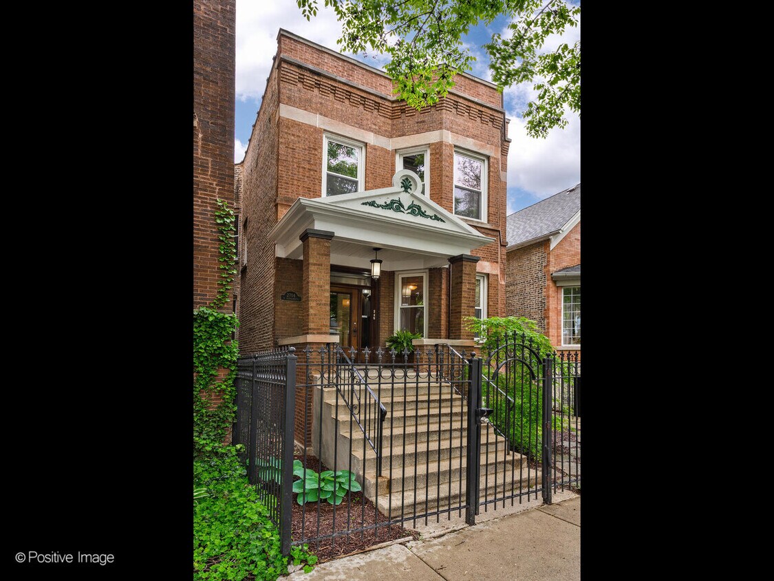 Primary Photo - 2704 N Sacramento Ave