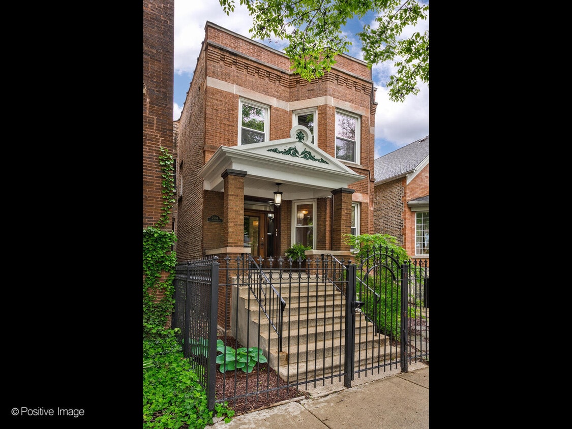 Primary Photo - 2704 N Sacramento Ave