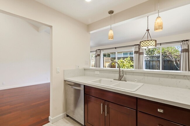 Building Photo - Condo, updated kitchen, garage